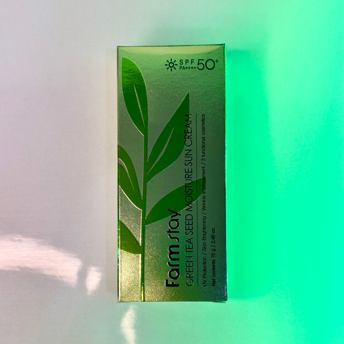 کرم ضد آفتاب مرطوبکننده چای سبز فارم استی SPF50 – ضد چروک، روشنکننده و فاقد چربی