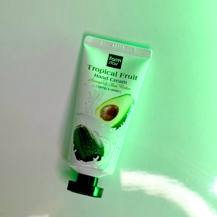 کرم دست فارم استی کره با آووکادو و شی باتر – مرطوبکننده و تغذیهکننده پوست